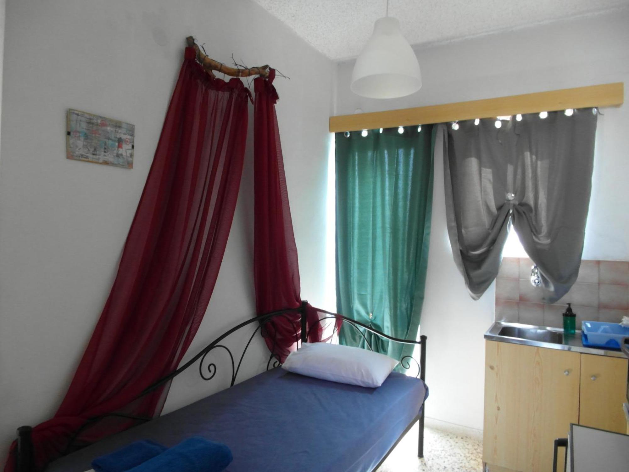 Eri Studios Agia Marina  Bilik gambar