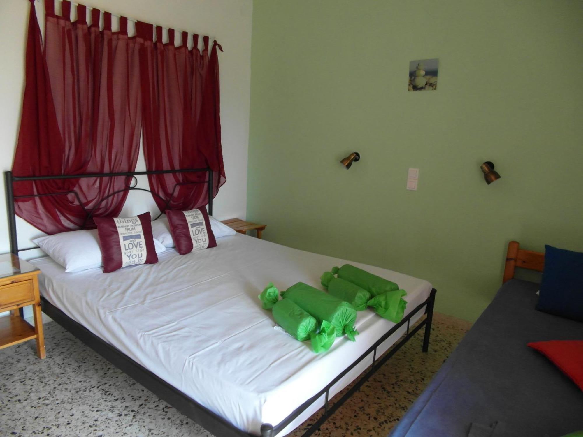 Eri Studios Agia Marina  Bilik gambar