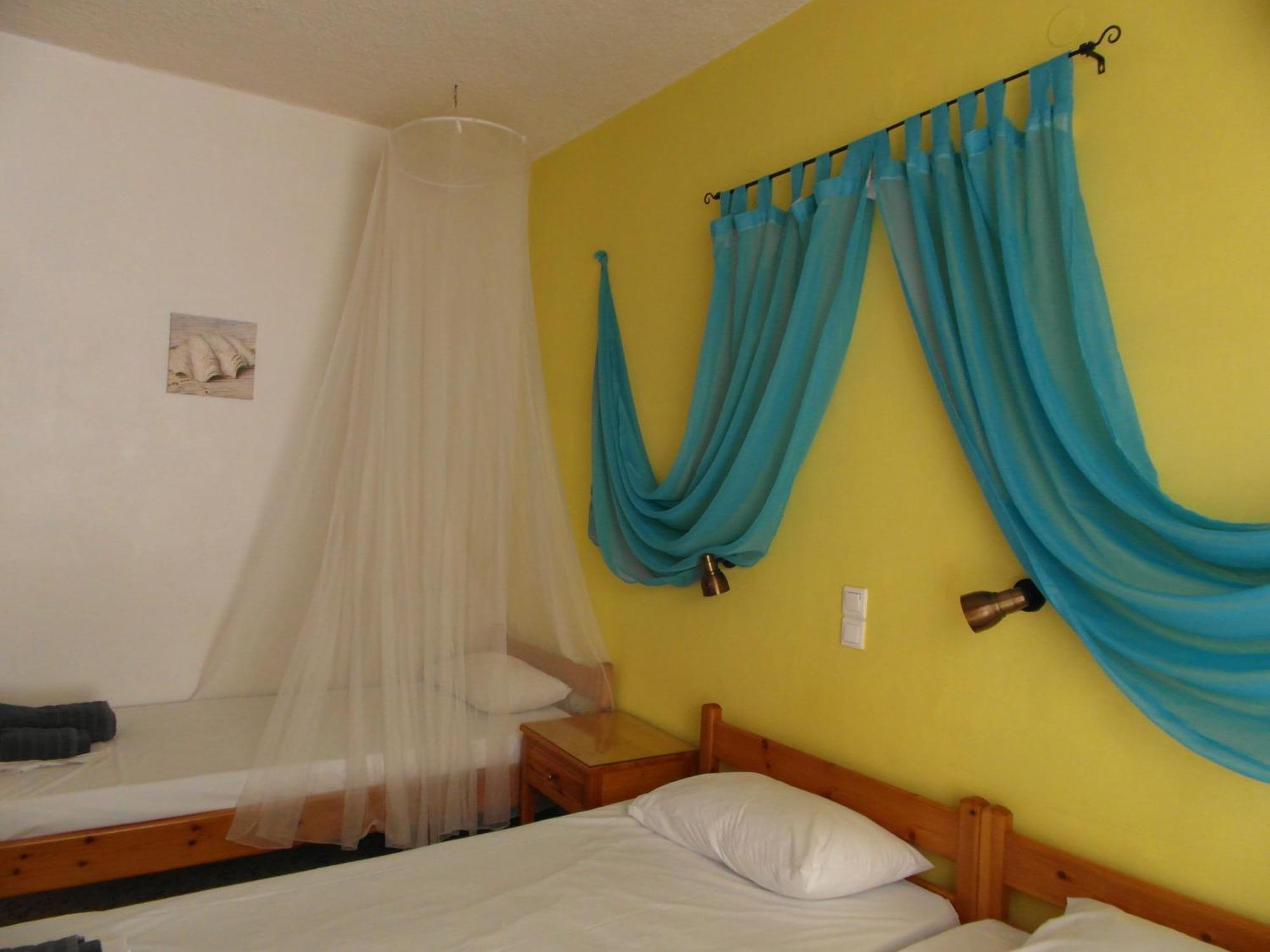 Eri Studios Agia Marina  Bilik gambar