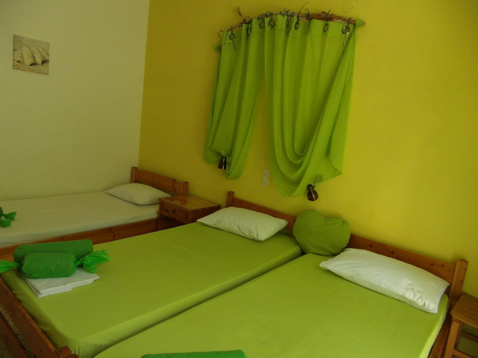 Eri Studios Agia Marina  Bilik gambar