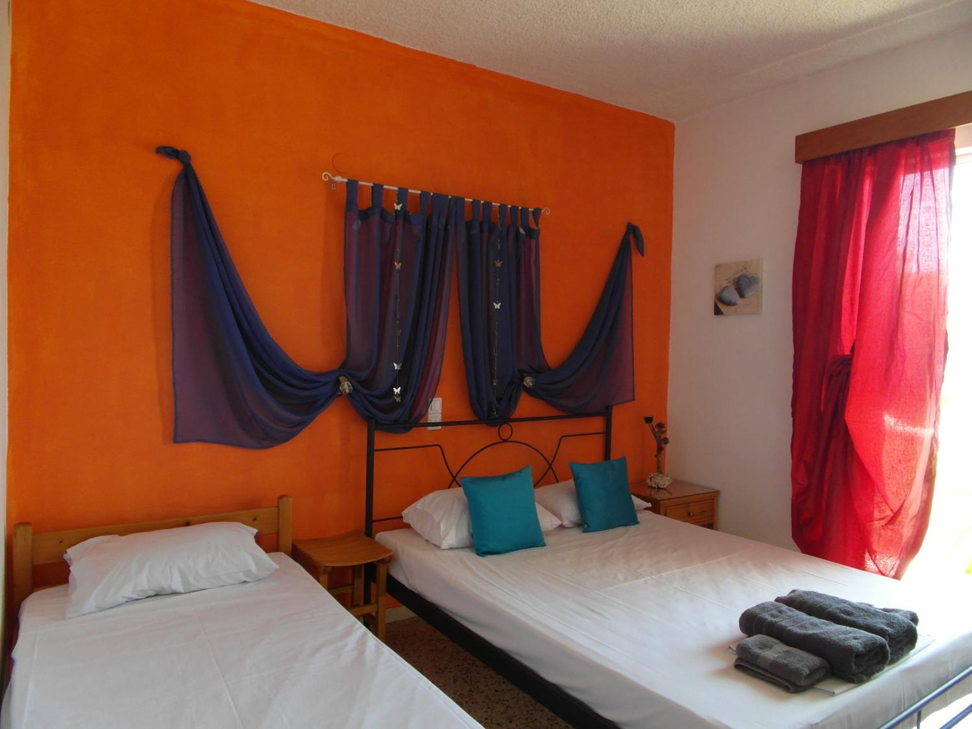Eri Studios Agia Marina  Bilik gambar